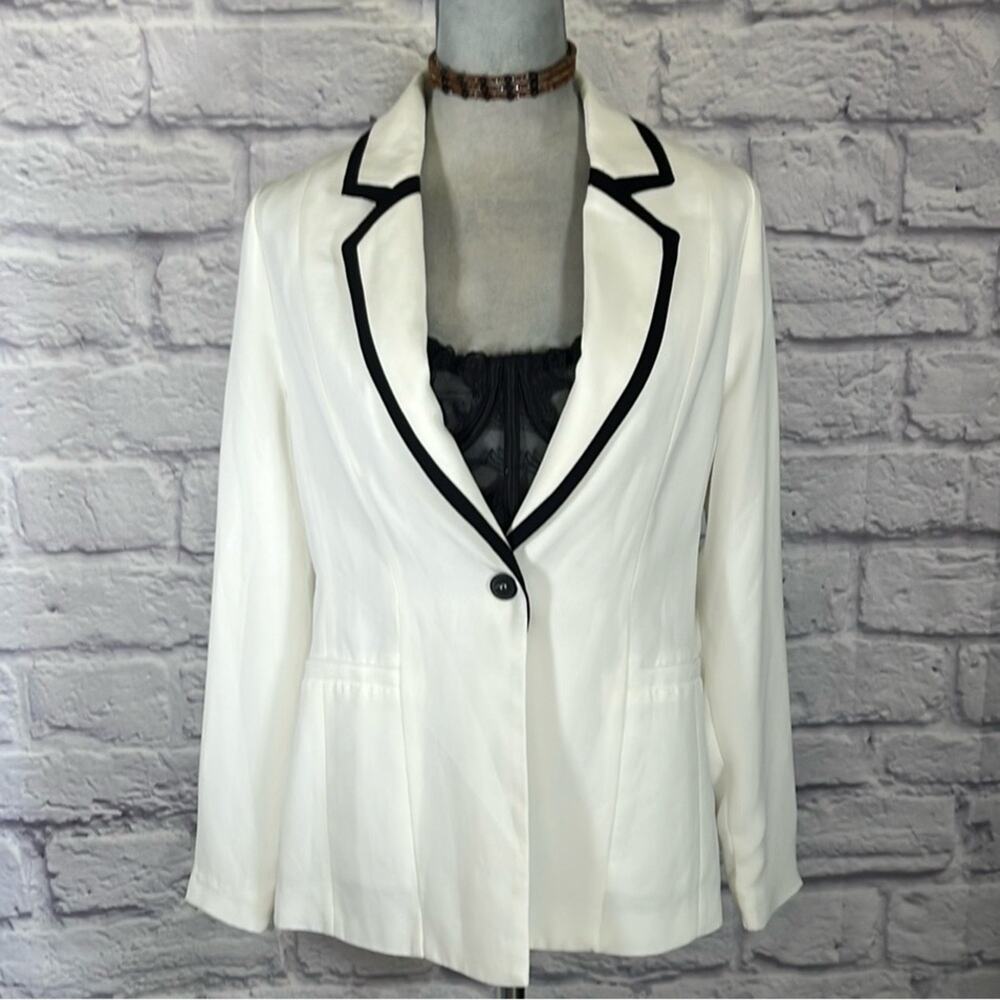 Doe & Rae White Blazer with Black Trim Notched Lapels